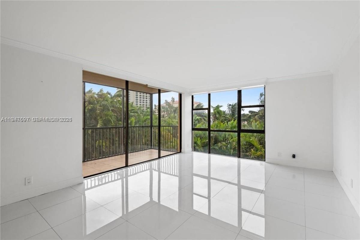 Apartment for rent at 20335 W Country Club Dr #209, Miami, FL 33180