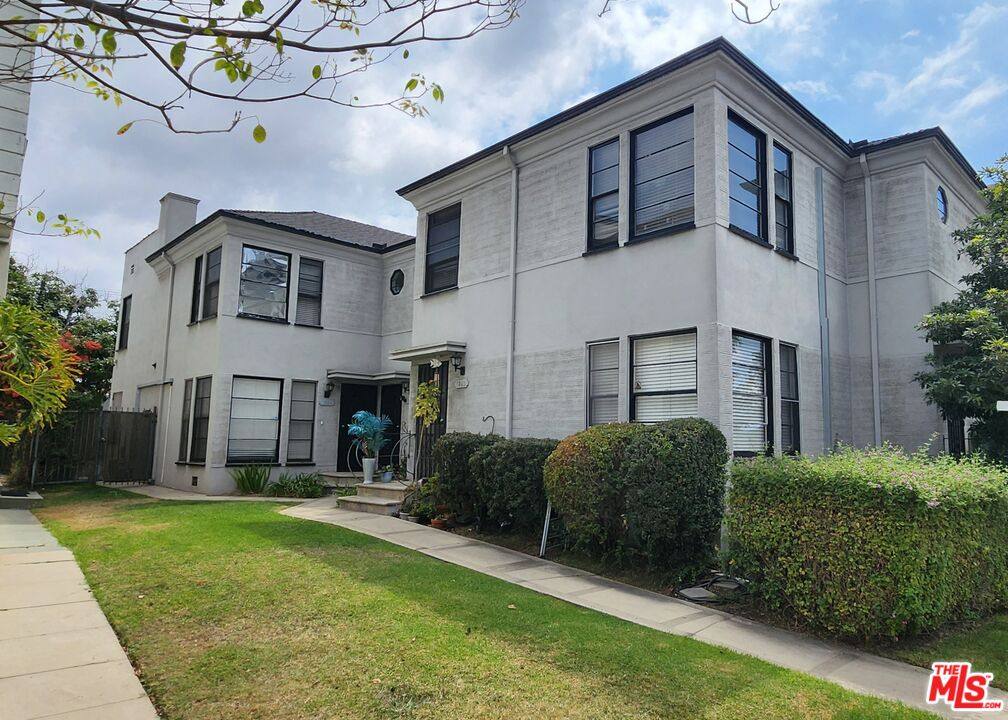 Apartment for rent at 1338 S Dunsmuir Ave, Los Angeles, CA 90019