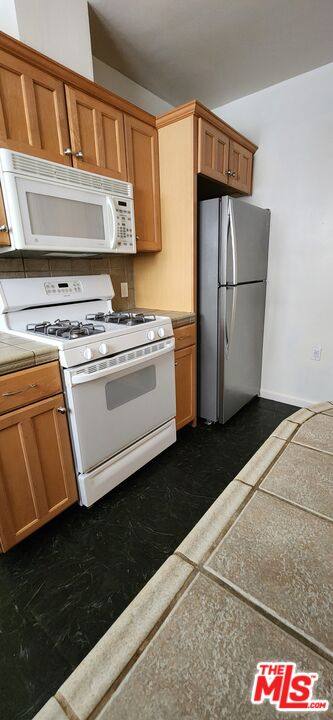 Apartment for rent at 1338 S Dunsmuir Ave, Los Angeles, CA 90019
