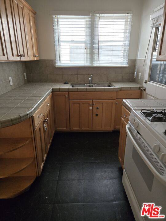 Apartment for rent at 1338 S Dunsmuir Ave, Los Angeles, CA 90019