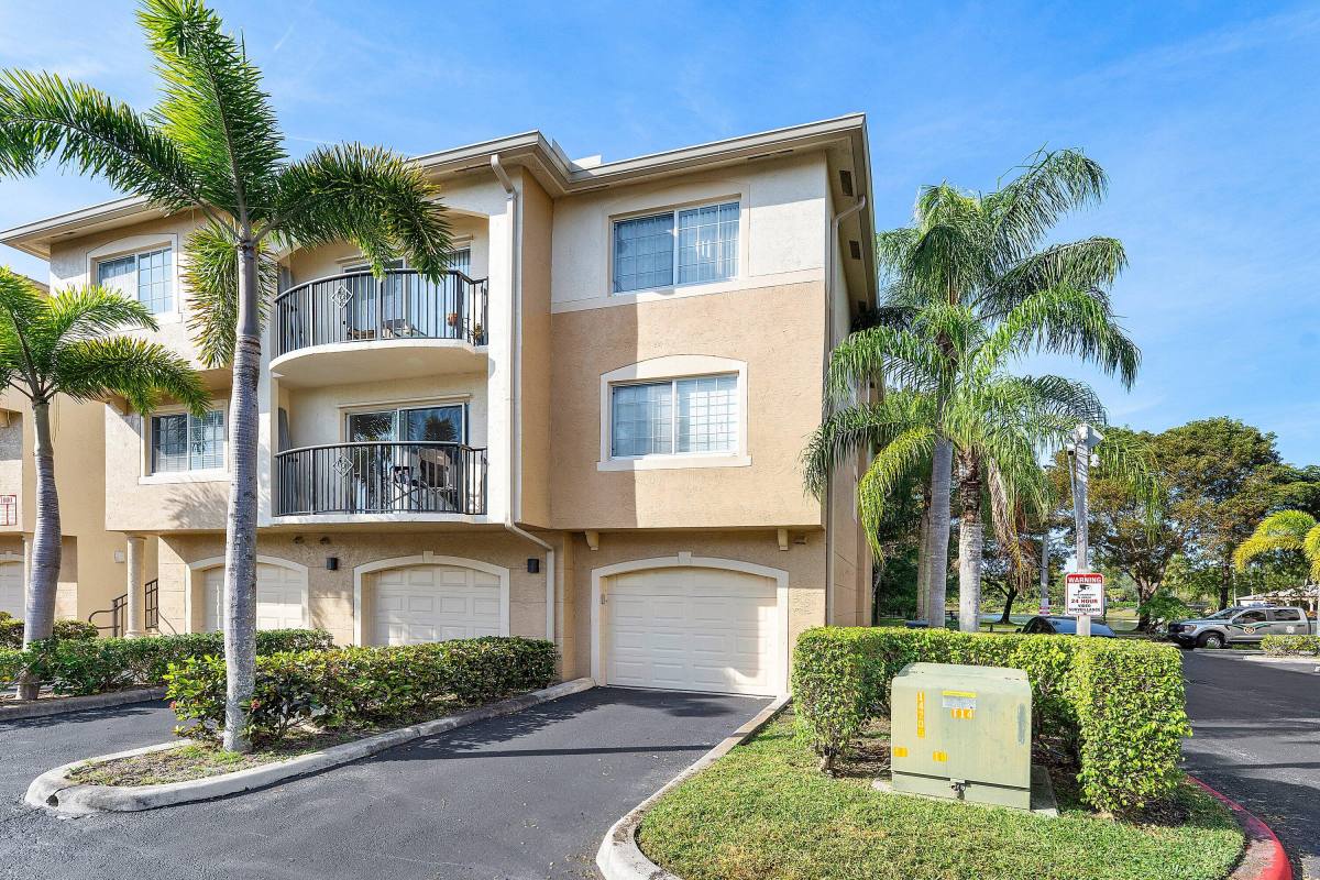Apartment for rent at 1000 Crestwood Court S #1015, West Palm Beach, FL 33411