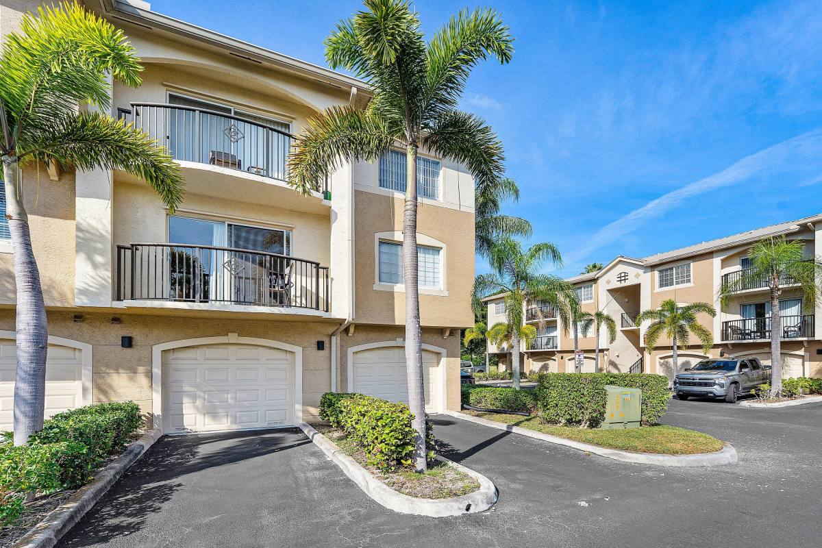 Apartment for rent at 1000 Crestwood Court S #1015, West Palm Beach, FL 33411