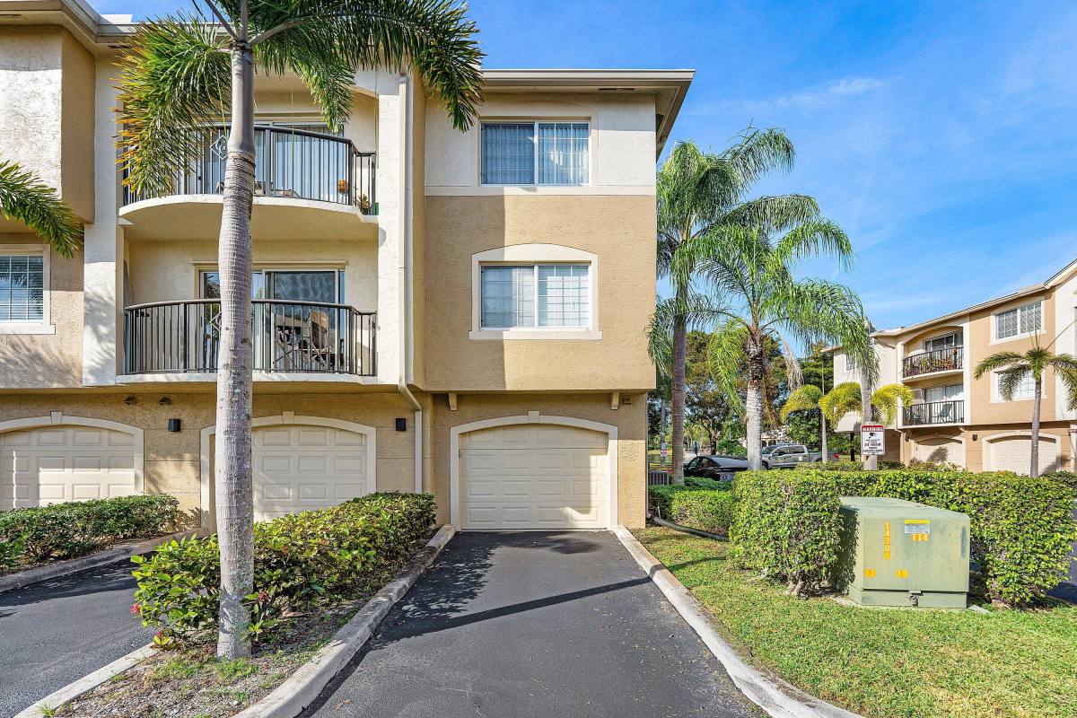Apartment for rent at 1000 Crestwood Court S #1015, West Palm Beach, FL 33411
