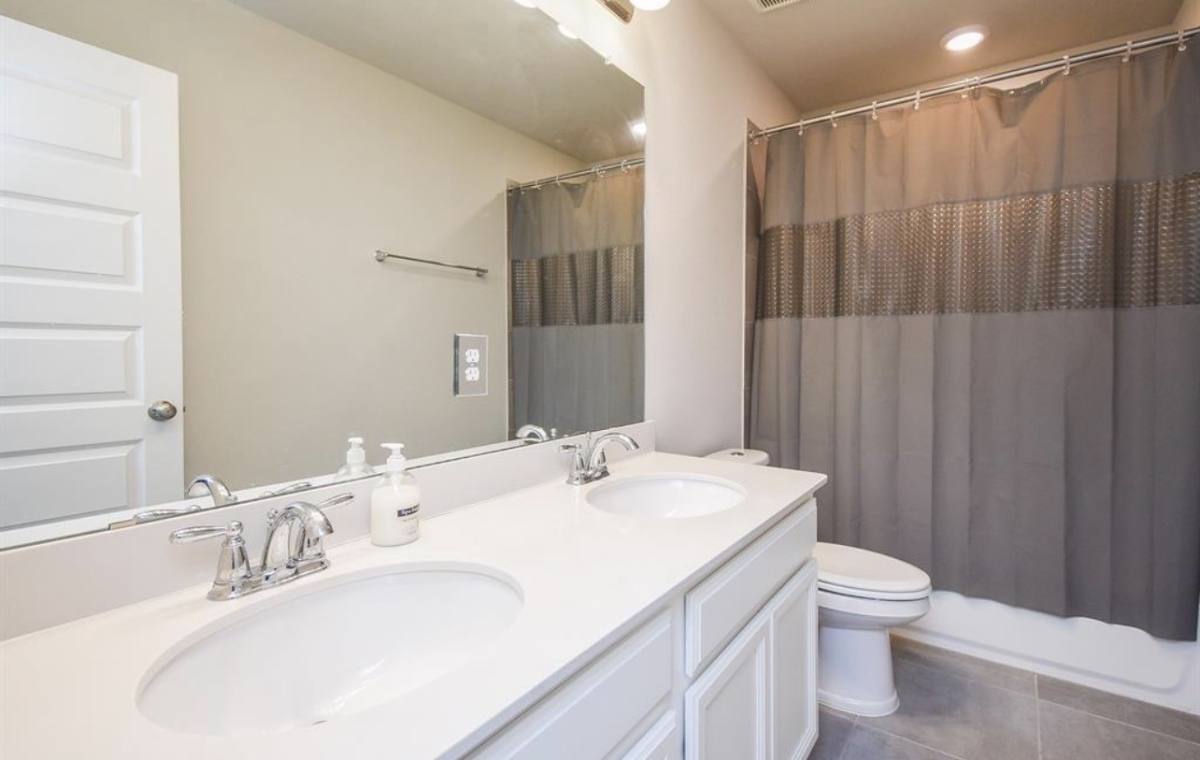 Apartment for rent at 6927 Ventura Dr, Rosharon, TX 77583