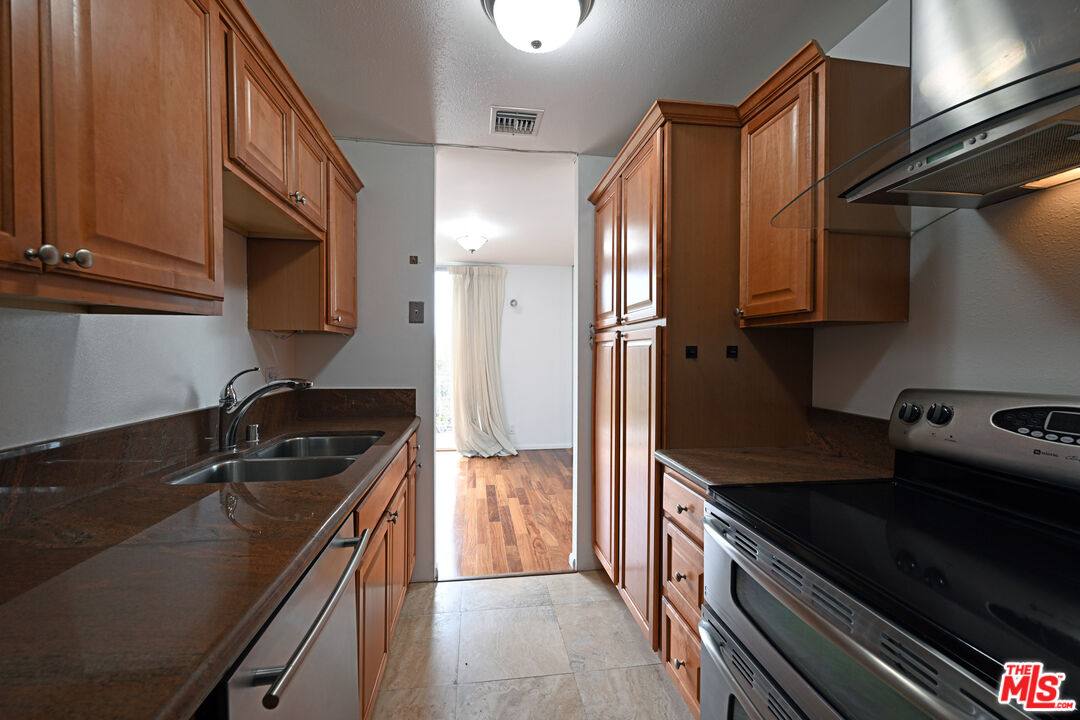 Apartment for rent at 100 S Doheny Dr #424, Los Angeles, CA 90048