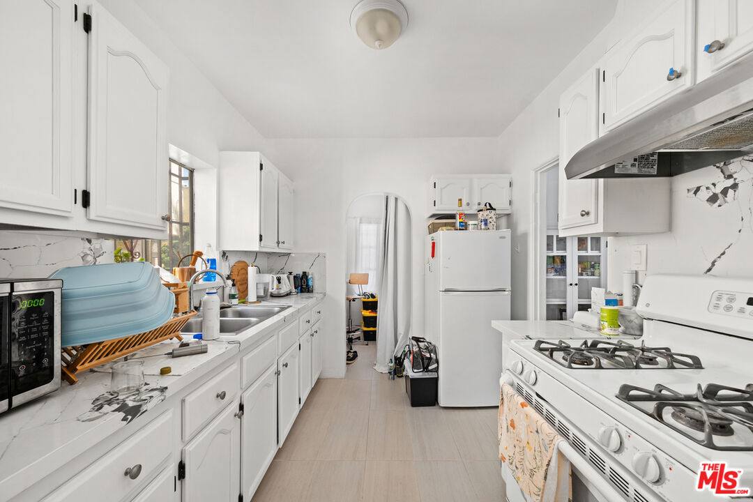 Apartment for rent at 8544 Saturn St, Los Angeles, CA 90035