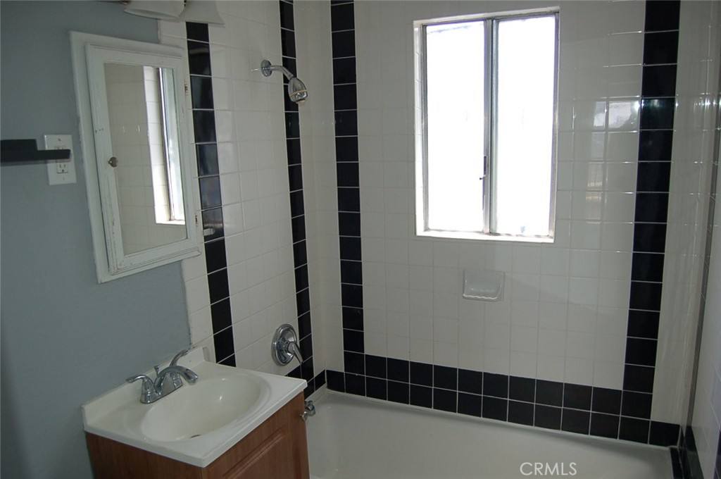 Apartment for rent at 422 W Palm St #422424 1 2D, Compton, CA 90220