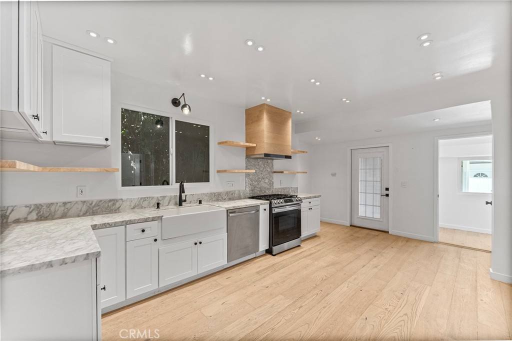 Apartment for rent at 2623 W Exposition Place, Los Angeles, CA 90018