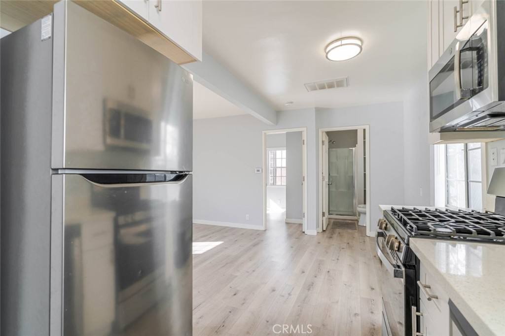 Apartment for rent at 301 E Alameda Ave #301A, Burbank, CA 91502