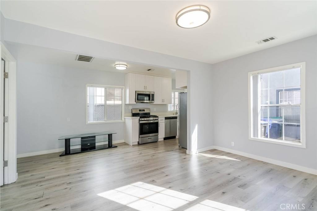 Apartment for rent at 301 E Alameda Ave #301A, Burbank, CA 91502