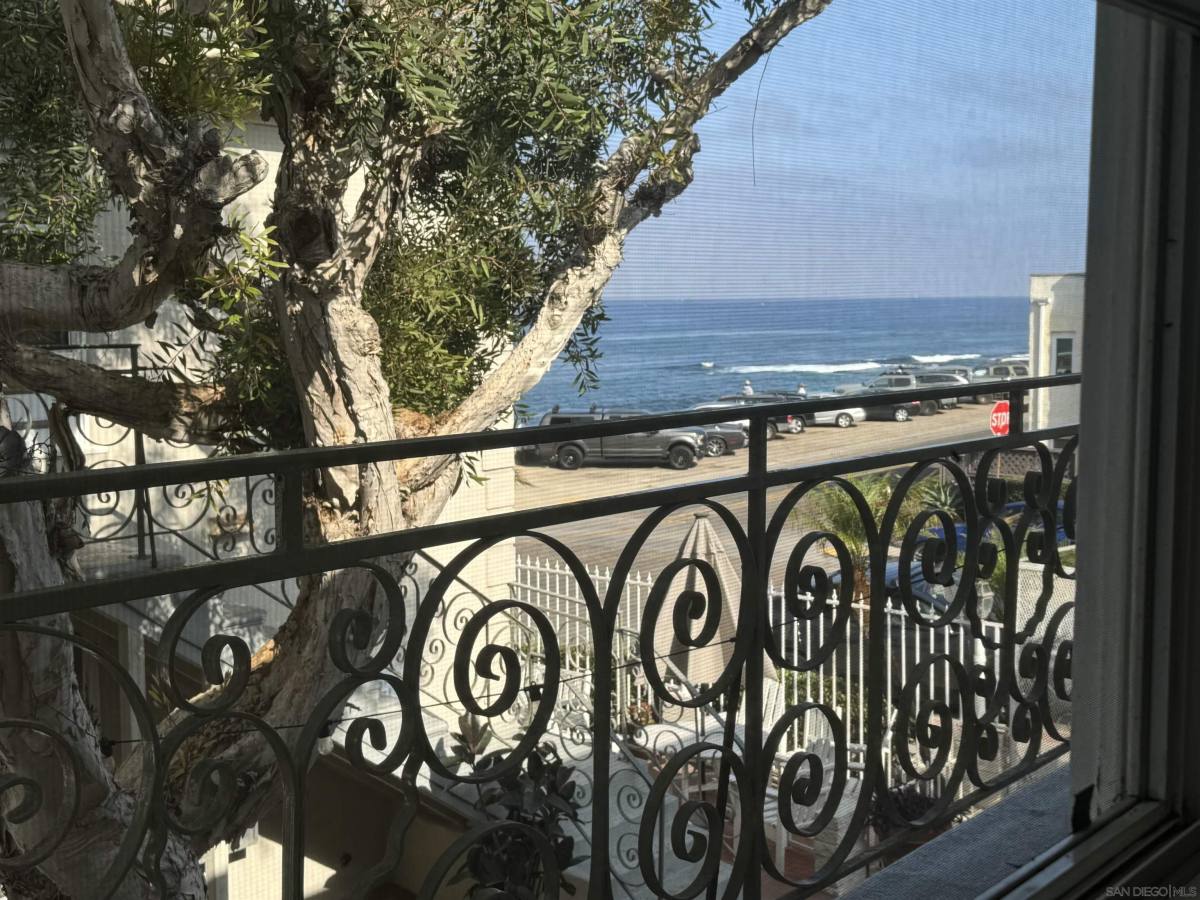 Apartment for rent at 215 Bonair St #215-8, La Jolla, CA 92037