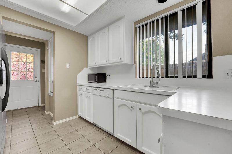 Apartment for rent at 1105 Cloudcrest Court, Arlington, TX 76017