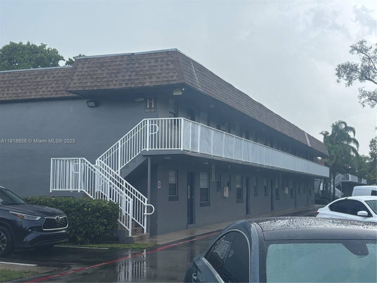 Condo for rent at 4871 NW 9th Dr, Fort Lauderdale, FL 33317
