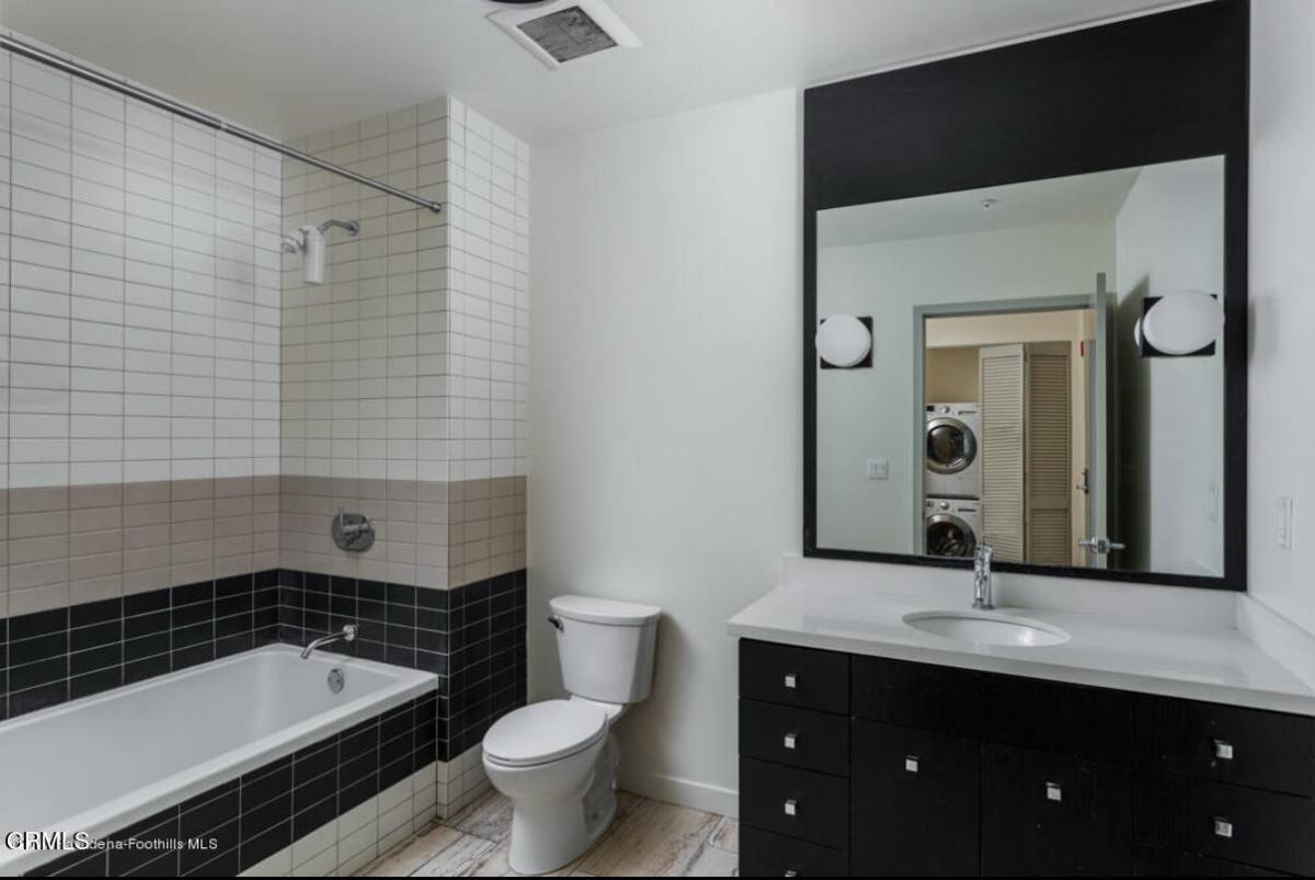 Apartment for rent at 527 Molino St #220, Los Angeles, CA 90013