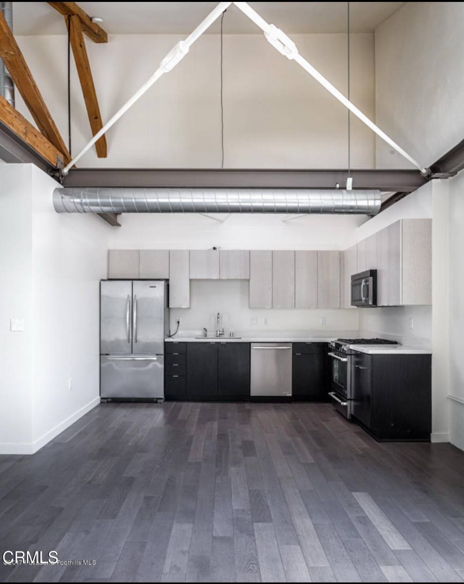 Apartment for rent at 527 Molino St #220, Los Angeles, CA 90013