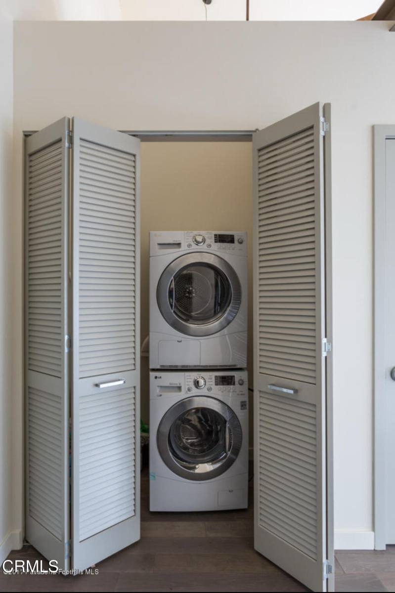 Apartment for rent at 527 Molino St #220, Los Angeles, CA 90013