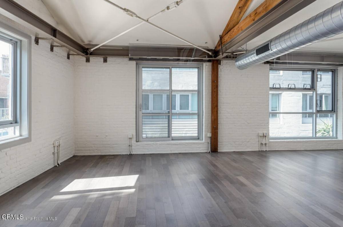 Apartment for rent at 527 Molino St #220, Los Angeles, CA 90013