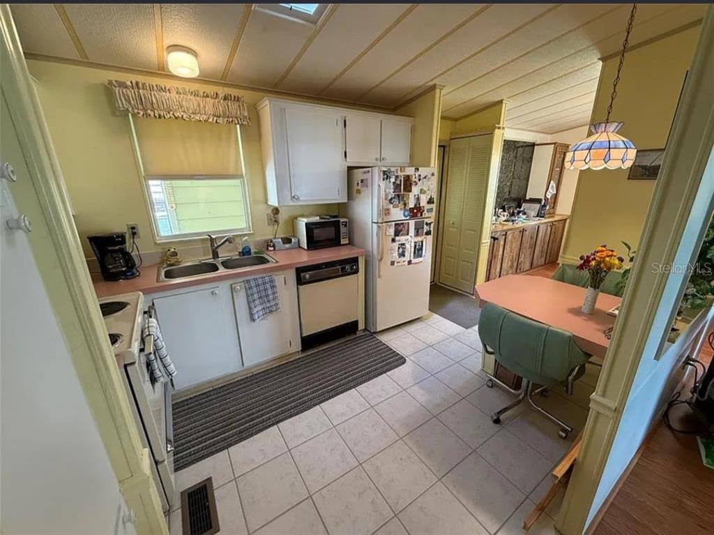 Apartment for rent at 1532 W Schwartz Blvd, Lady Lake, FL 32159