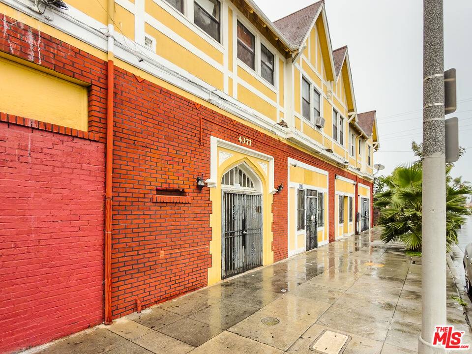 Apartment for rent at 4367 S Van Ness Ave #4, Los Angeles, CA 90062