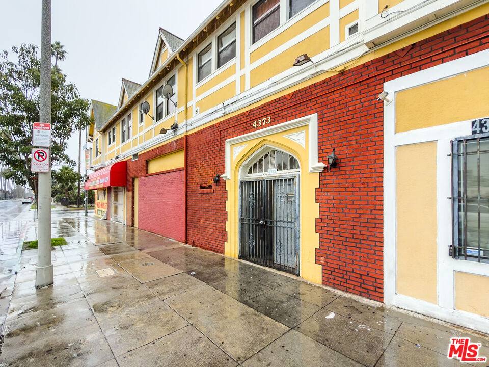 Apartment for rent at 4367 S Van Ness Ave #4, Los Angeles, CA 90062