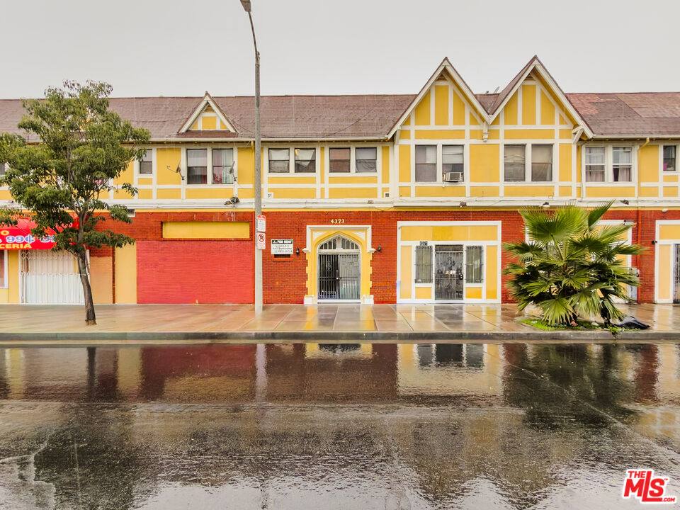Apartment for rent at 4367 S Van Ness Ave #4, Los Angeles, CA 90062