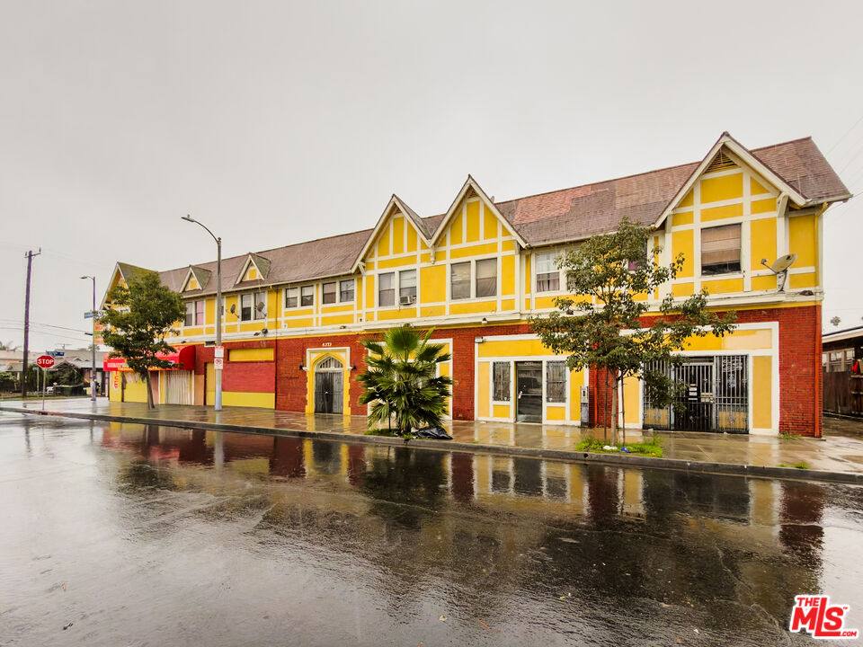 Apartment for rent at 4367 S Van Ness Ave #4, Los Angeles, CA 90062