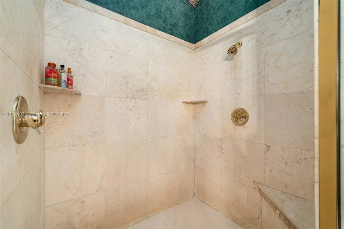 Apartment for rent at 2551 Lakeview Dr, Sebring, FL 33870