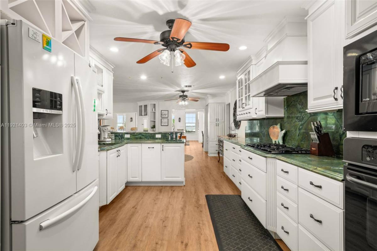 Apartment for rent at 2551 Lakeview Dr, Sebring, FL 33870