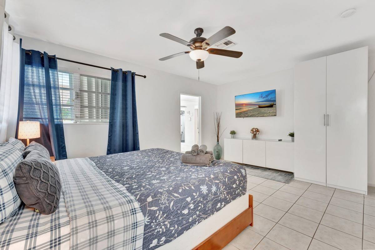 Apartment for rent at 1246 Johnson St, Hollywood, FL 33019
