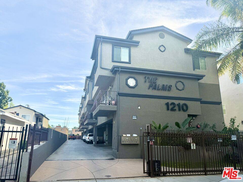 Townhouse for rent at 1210 W 39th St #5, Los Angeles, CA 90037