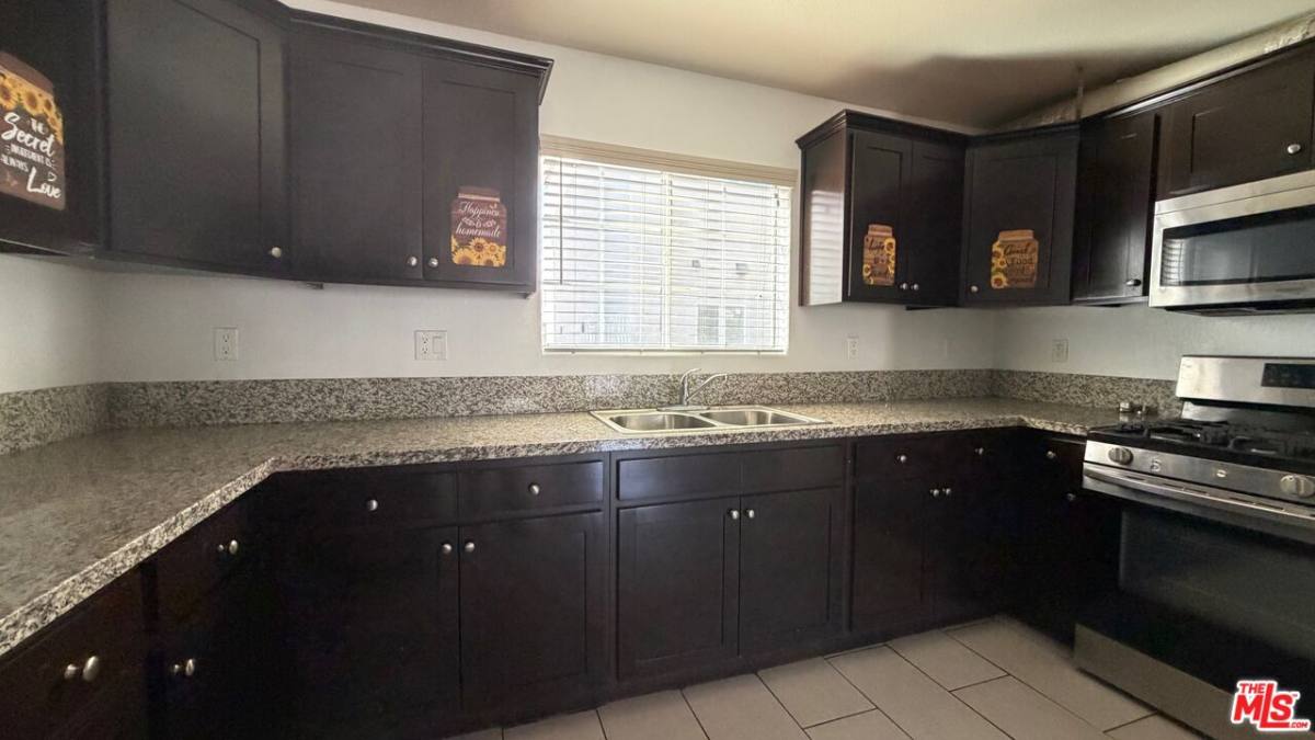 Townhouse for rent at 1210 W 39th St #5, Los Angeles, CA 90037
