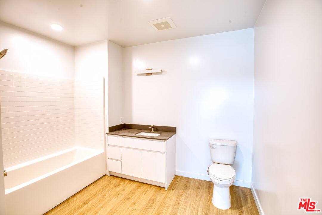 Apartment for rent at 14629 Erwin St #203, Van Nuys, CA 91411