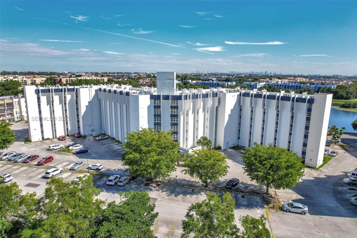 Apartment for rent at 9682 Fontainebleau Blvd #306, Miami, FL 33172