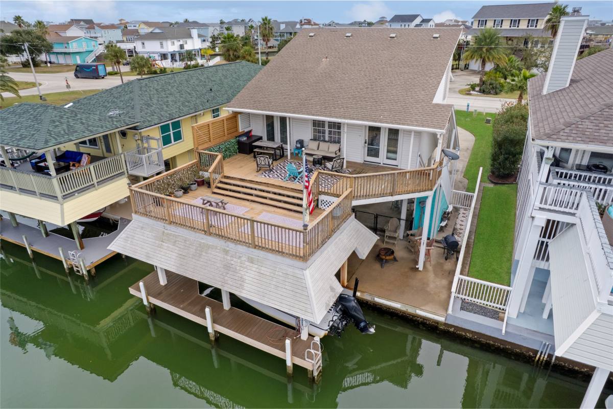 Apartment for rent at 1114 Tiki Dr, Galveston, TX 77554