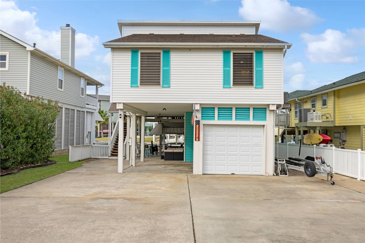 Apartment for rent at 1114 Tiki Dr, Galveston, TX 77554