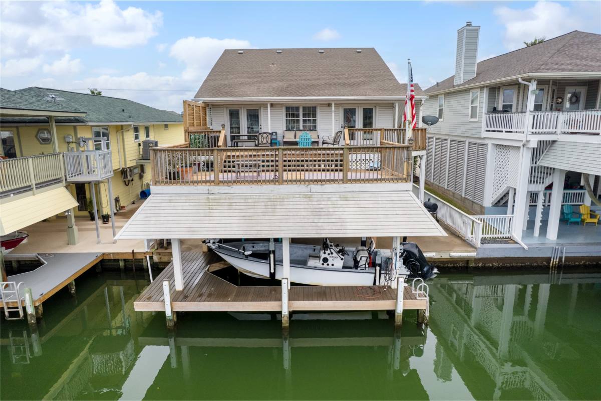 Apartment for rent at 1114 Tiki Dr, Galveston, TX 77554