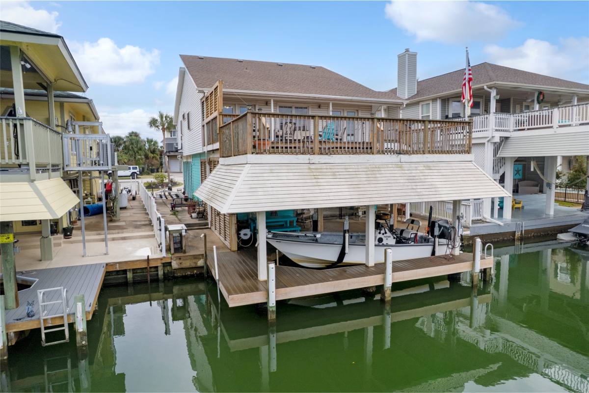 Apartment for rent at 1114 Tiki Dr, Galveston, TX 77554