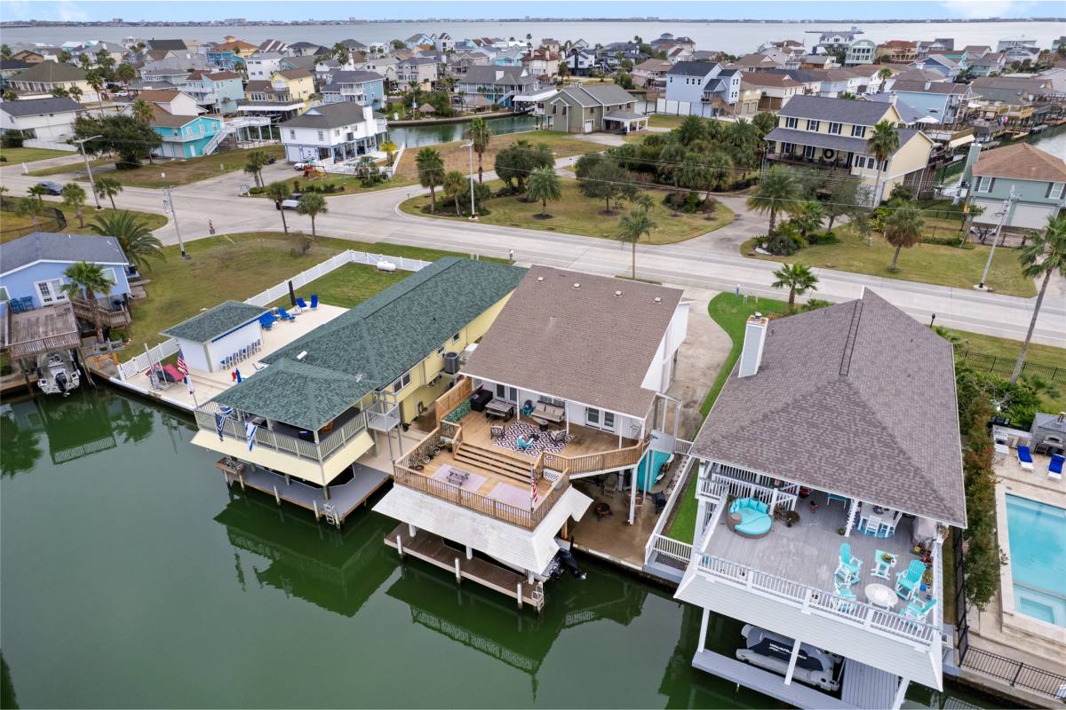 Apartment for rent at 1114 Tiki Dr, Galveston, TX 77554
