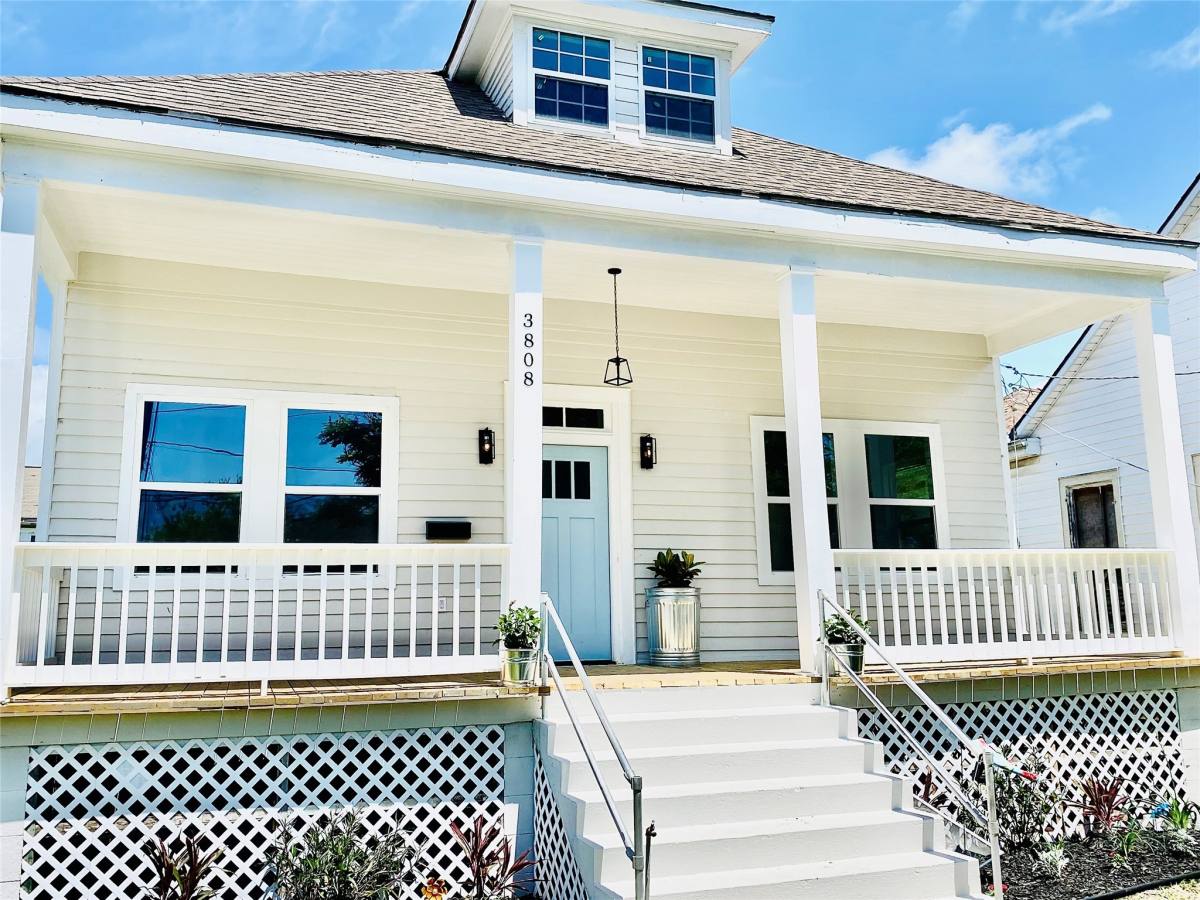 Apartment for rent at 3808 Ave L, Galveston, TX 77550
