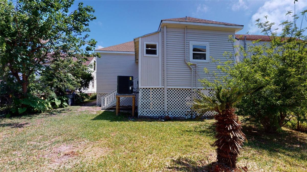 Apartment for rent at 3808 Ave L, Galveston, TX 77550