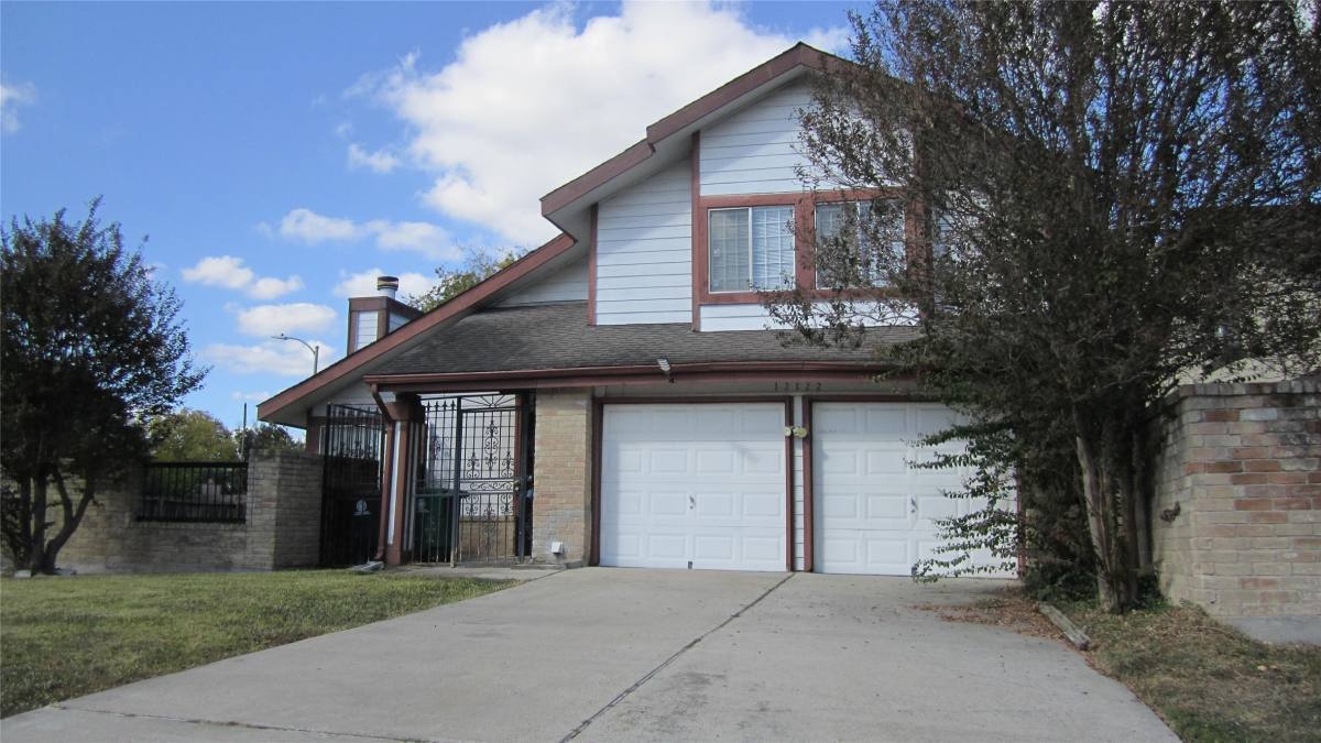 Apartment for rent at 12122 Kemerton Dr, Houston, TX 77099