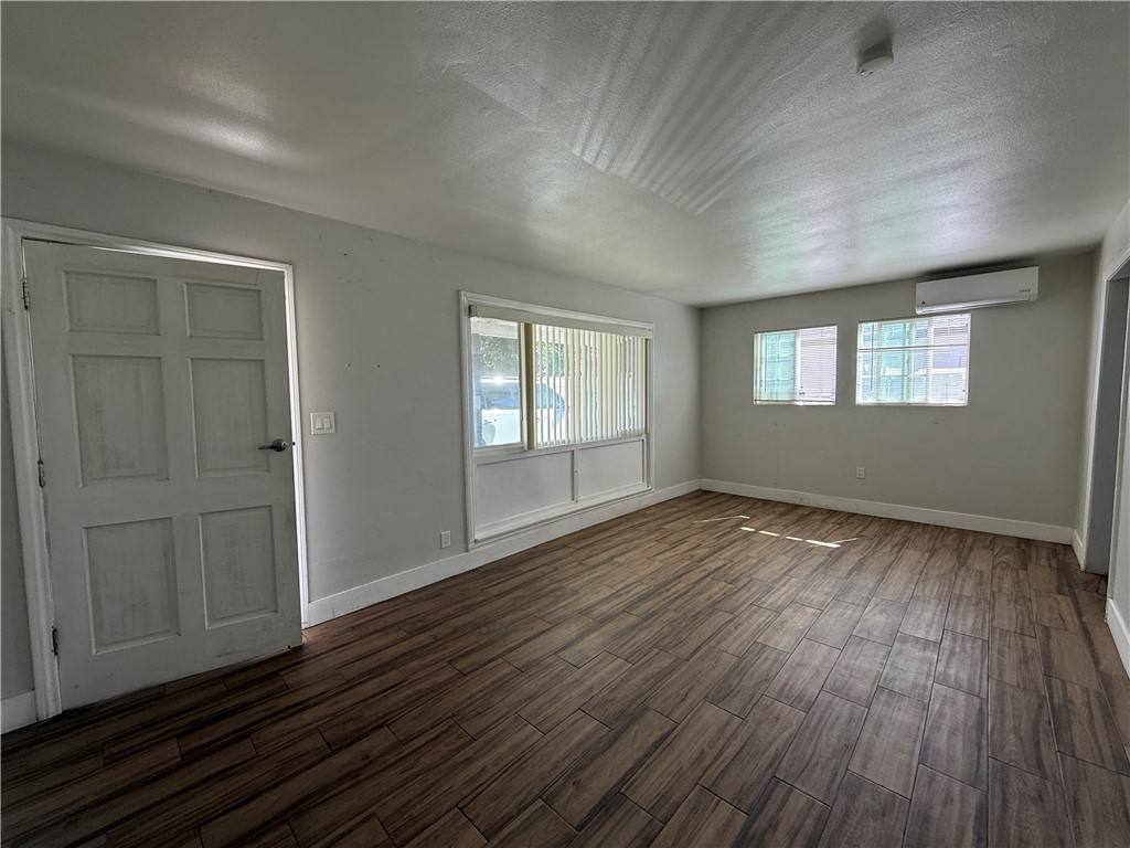 Apartment for rent at 924 W Chestnut Ave #9241 2, Santa Ana, CA 92703
