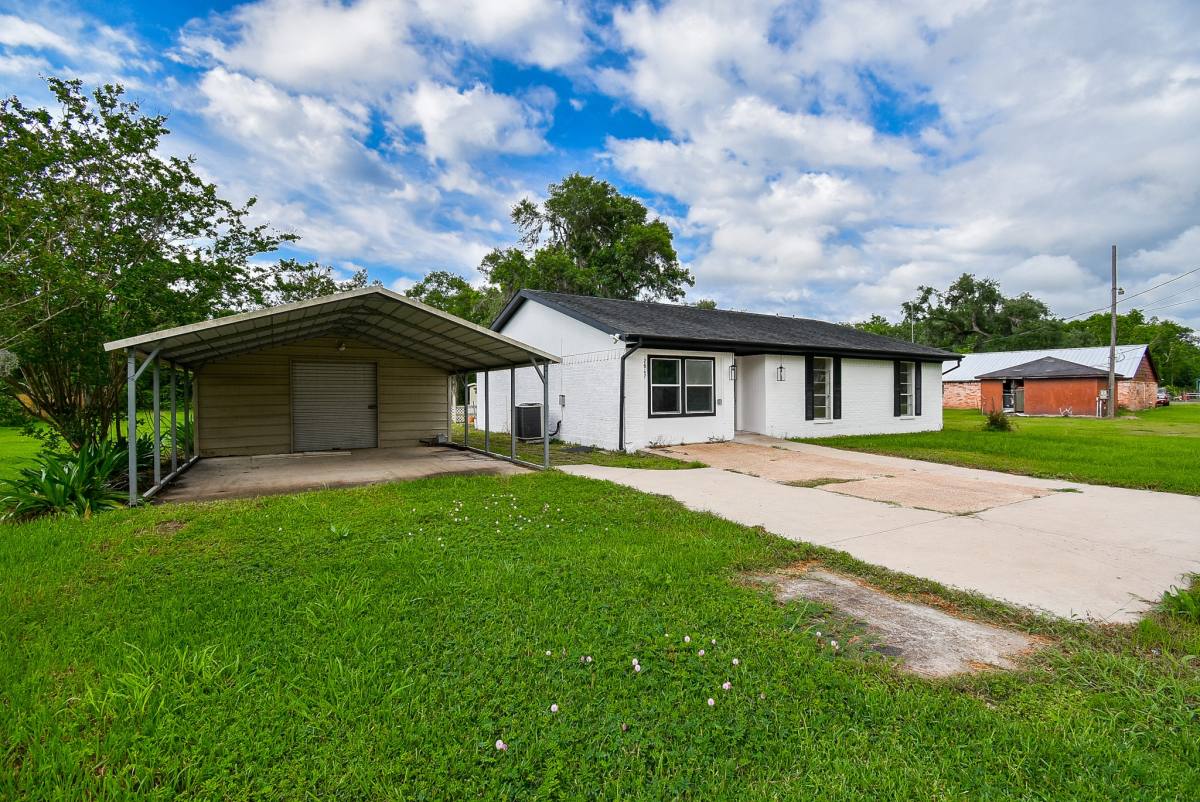 Apartment for rent at 2847 County Rd #510A, Brazoria, TX 77422