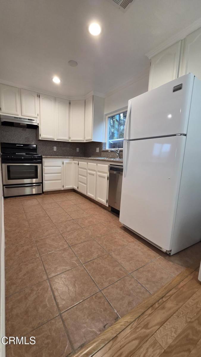 Apartment for rent at 3172 Larga Ave, Los Angeles, CA 90039