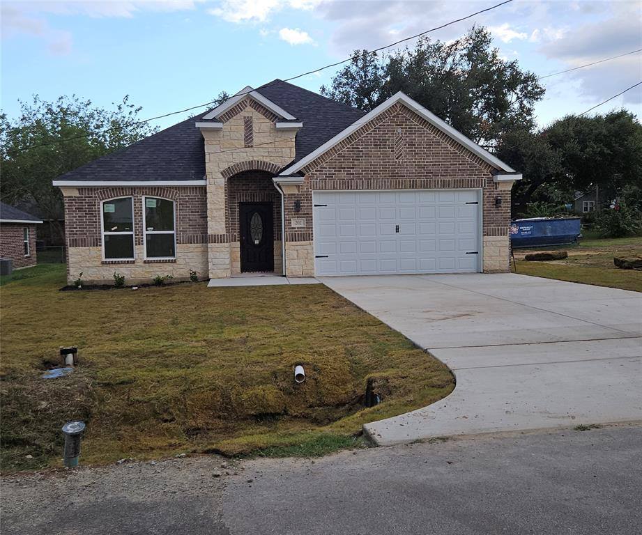 Apartment for rent at 202 E 1st N St #202, Kaufman, TX 75142