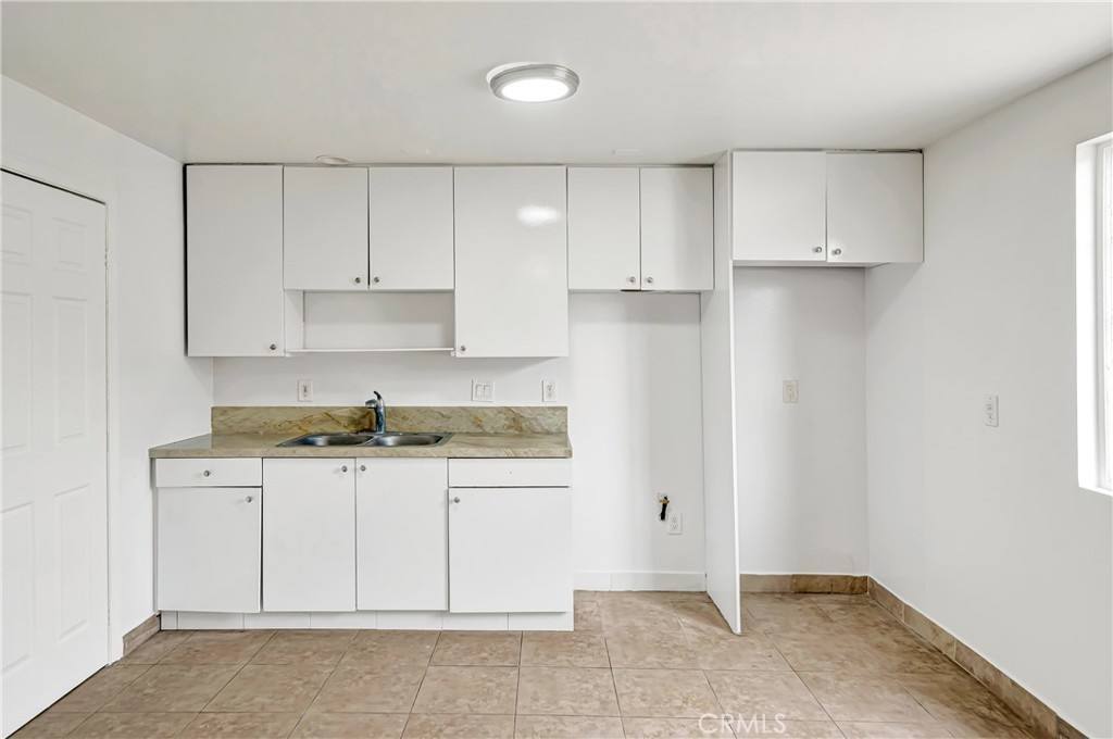 Apartment for rent at 6827 Simpson Ave #4, North Hollywood, CA 91605