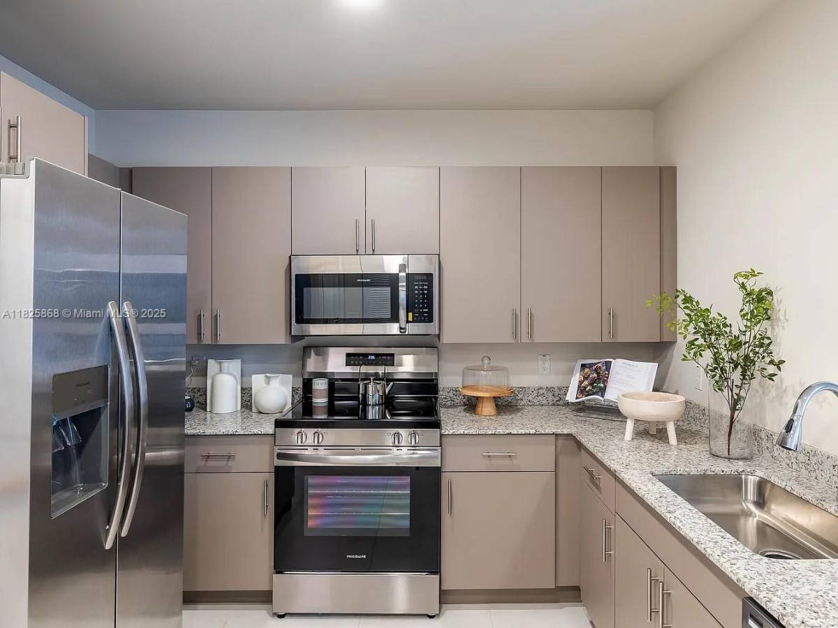 Condo for rent at 628 NE 2nd St #102, Dania, FL 33004