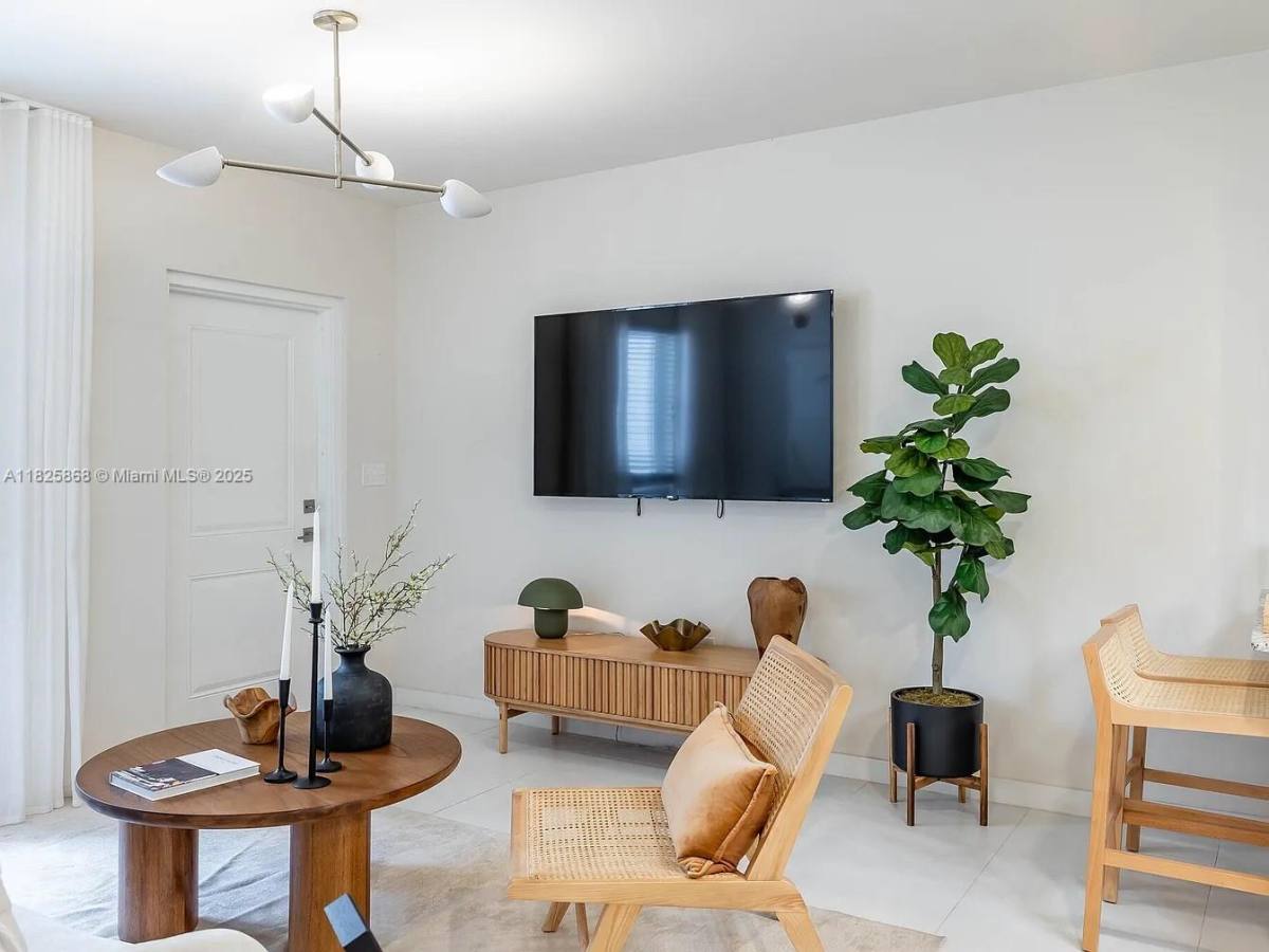 Condo for rent at 628 NE 2nd St #102, Dania, FL 33004