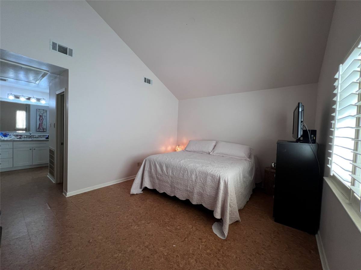 Apartment for rent at 2100 Commonwealth St #2100L, Houston, TX 77006