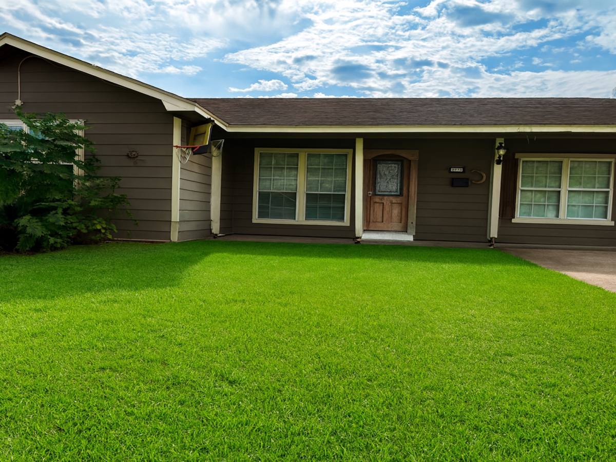 Apartment for rent at 10110 Glenmawr Dr, Houston, TX 77075
